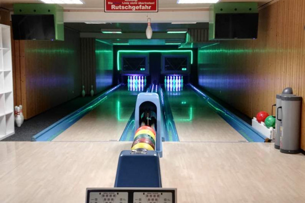 bowling021E40D09C9-5BB9-A3B0-38D1-389923BEFD25.jpg