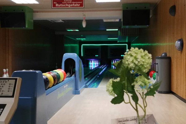 bowling0220F8B6377-2971-C663-FF85-C5F81E388C8B.jpg